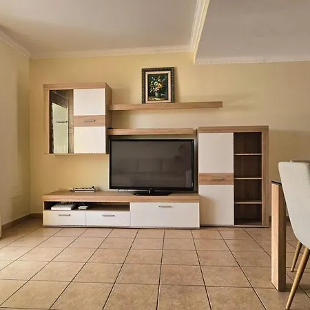 Big And Beautiful House אדחה