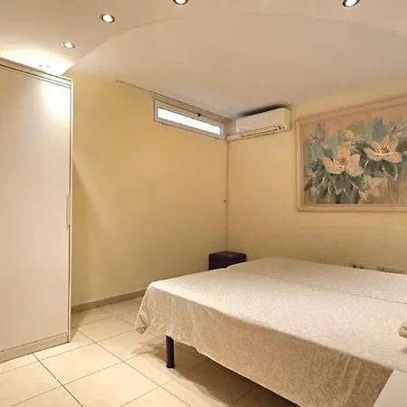 Big And Beautiful House Apartman *